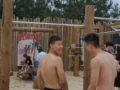 남자 2명이 철봉으로 할수 있는 일